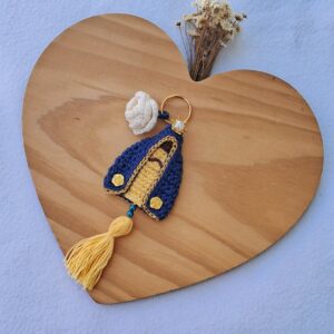 Chaveiro Nossa Senhora Aparecida veste amarela e rosa branca.