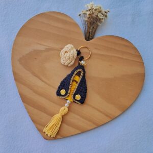 Chaveiro Nossa Senhora Aparecida veste e rosa amarela.